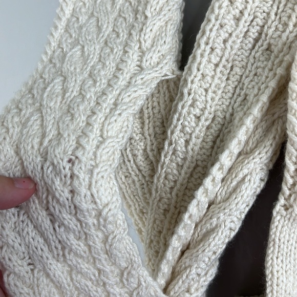 Mountain Masche Hornby Island Knit Scarf, Gloves, Beanie Cable Knit Set - Picture 7 of 10